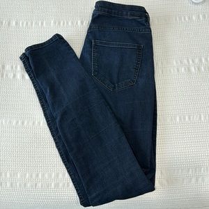 H&M women’s dark blue skinny jeans in size 6 / 36